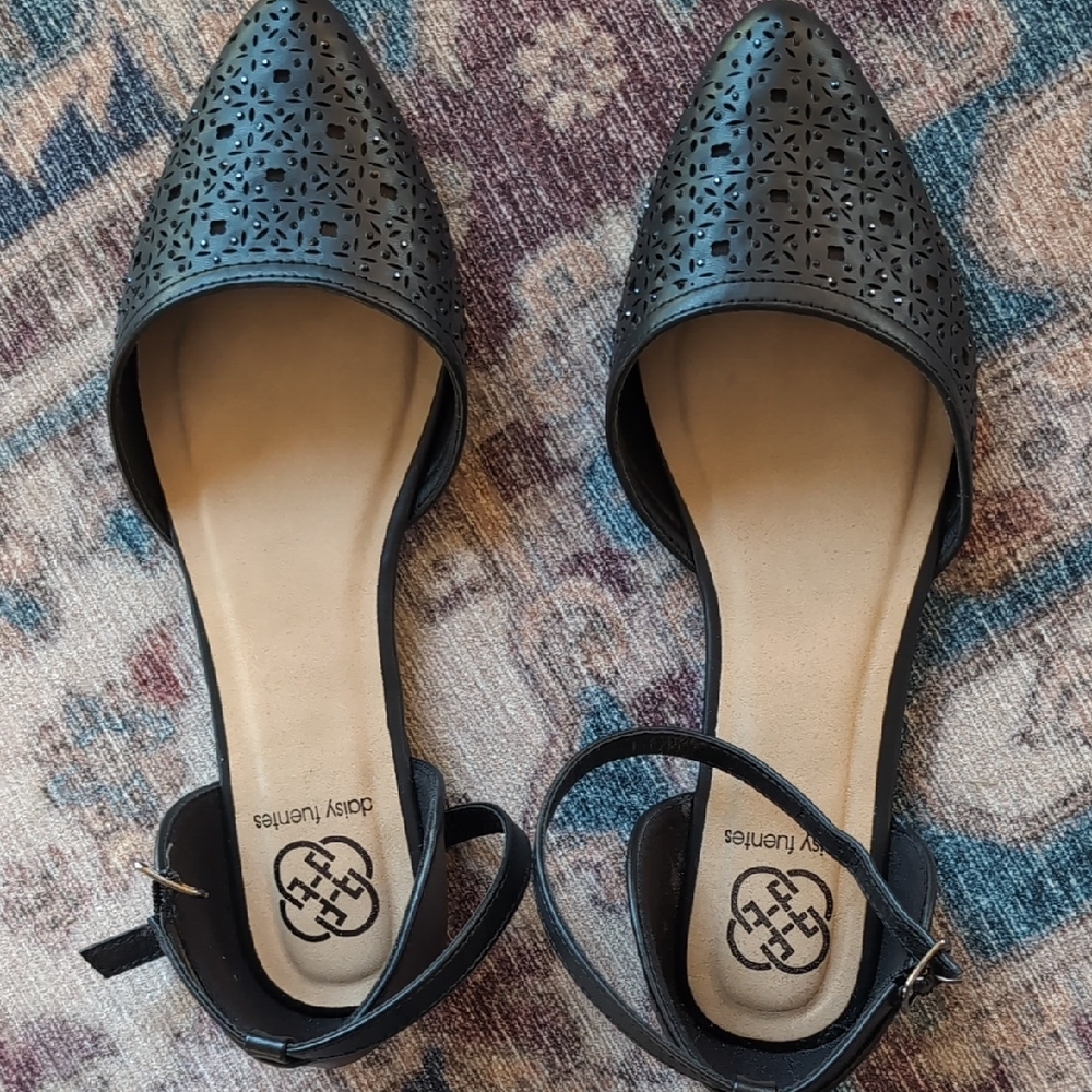 Daisy Fuentes Black Cutout Flats